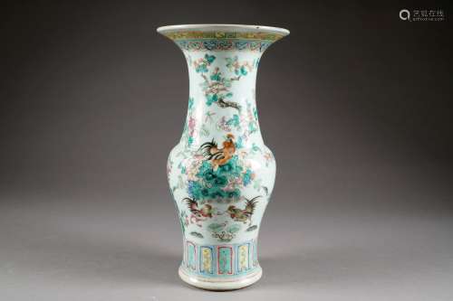 Vase Cornet. Porcelaine de Chine de la Famille Ros...