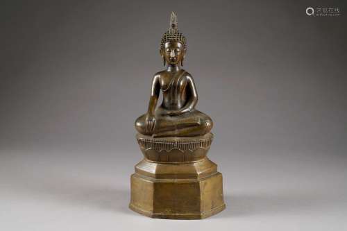 Bouddha Shakyamuni assis en méditation. Vêtu de la...