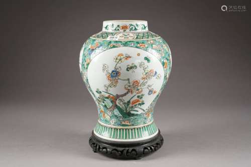 Vase. Porcelaine de Chine de la Famille Verte à dé...