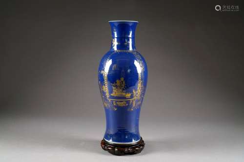 Vase de Forme balustre. Fond bleu poudré au décor,...