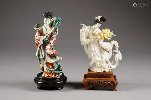 Xi Wang Mu.Deux statuettes en ivoire sculpté, l...