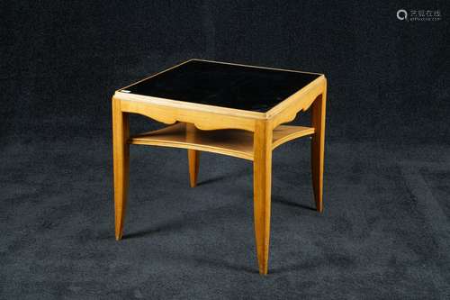 Chambon Table basse. Sommée d'une tablette en v...