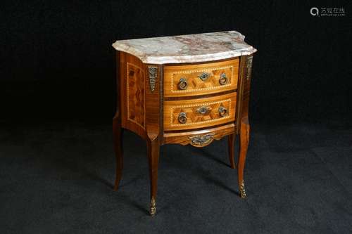 Commode d'Entre Deux. De style transition Louis XV...