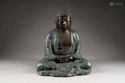 Grand Bouddha assis et méditant. Gestuelle des mai...