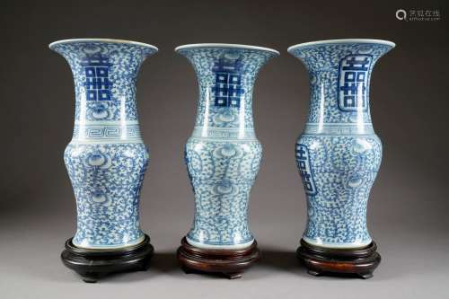 Garniture. Formée de trois vases 