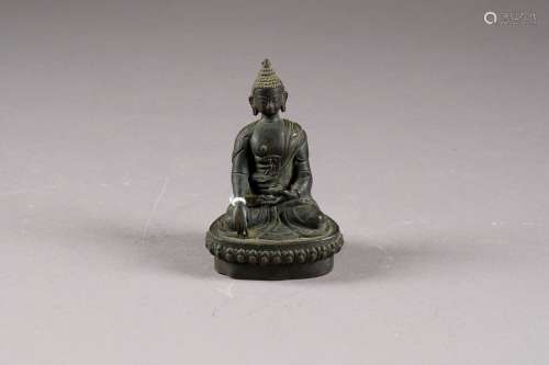 Bouddha Amitayus assis. La main droite prenant la ...