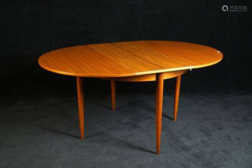 Table. De forme circulaire. La ceinture loge une r...