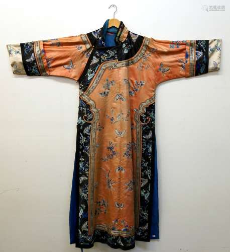 Deux Robes chinoises. L'une à fond saumon à motifs...