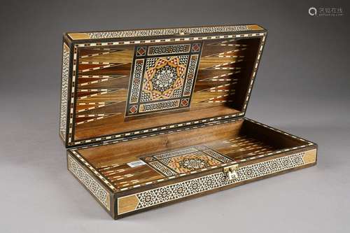 Coffret à Jeux. A damier et backgammon. Bois marqu...