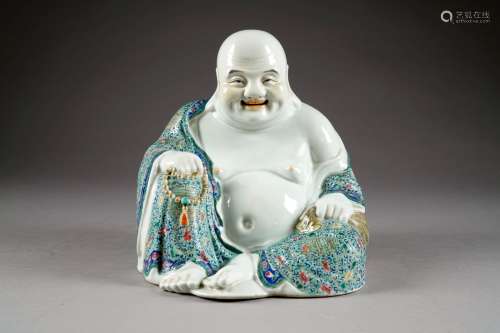 Happy Bouddha (Milofo) assis et souriant. Un chape...