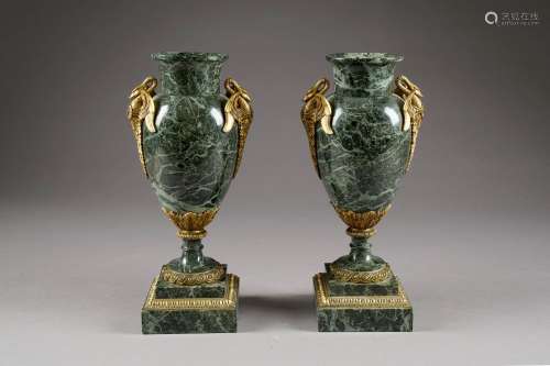 Paire de Vases Empire, de Forme balustre. Marbre v...