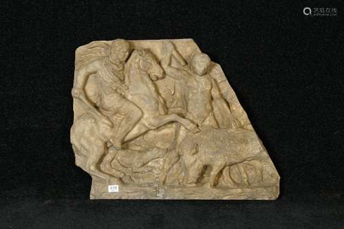 Bas relief. Figurant une chasse au sanglier avec c...