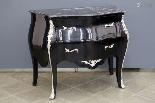 Commode. Sommée d'un marbre noir. Elle ouvre par d...