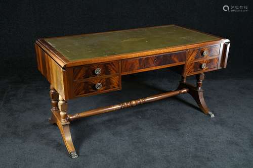 Bureau de Style Regency. Garni d'un maroquin vert....