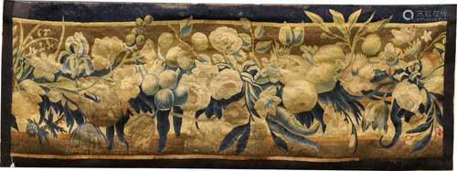 Fragment de Tapisserie. Figurant une frise de frui...