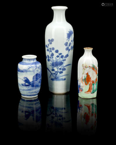 19th century A blue and white snuff bottle