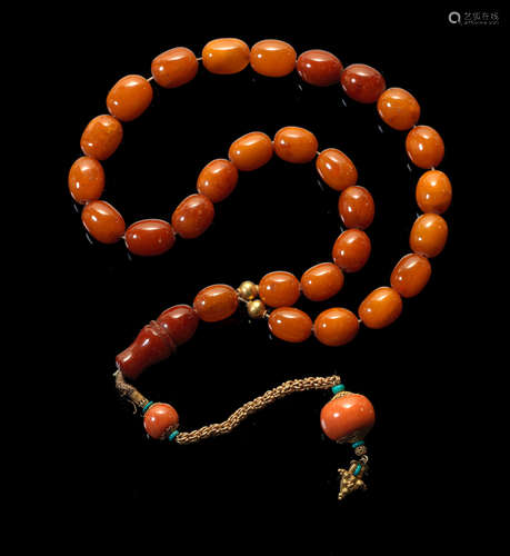 Qing Dynasty An amber and coral necklace