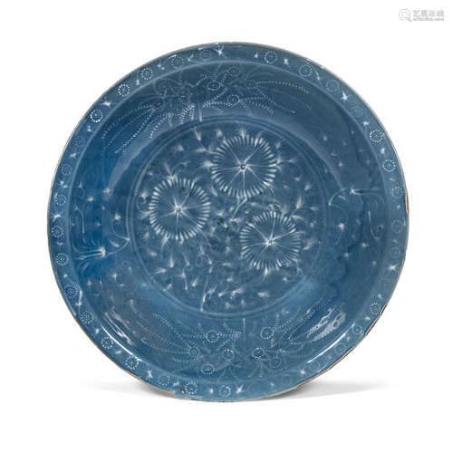 16th/17th century A large Swatow slip-decorated blue-glazed dish