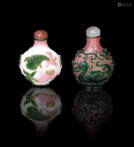 18th/19th century  A two-colour overlay glass 'goldfish' snuff bottle and a green overlay glass 'mandarin duck' snuff bottle