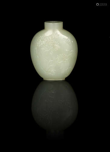 A white jade snuff bottle