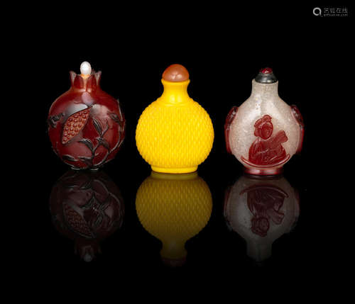 18th/19th century An overlay glass 'pomegranate' snuff bottle and a red overlay glass 'ladies' snuff bottle