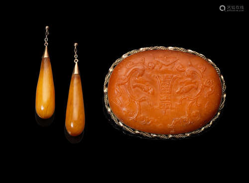 18th/19th century An amber 'shou' plaque