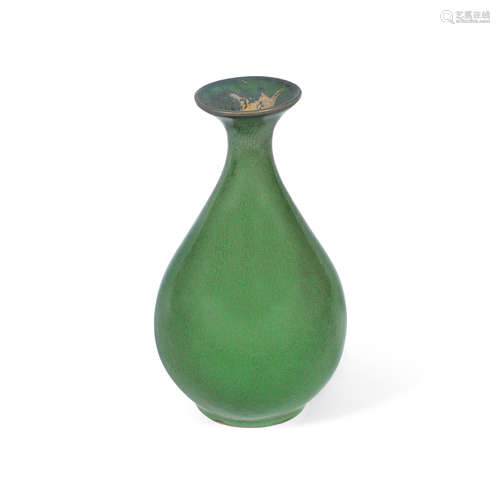 18th century  A green-glazed bottle vase, yuhuchun ping