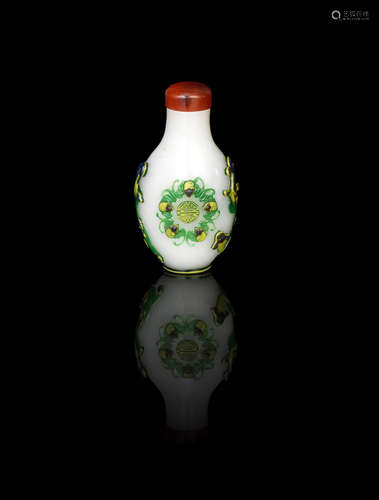 18th/19th century A three-colour overlay glass 'five bats' snuff bottle