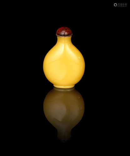 18th/19th century A yellow glass snuff bottle