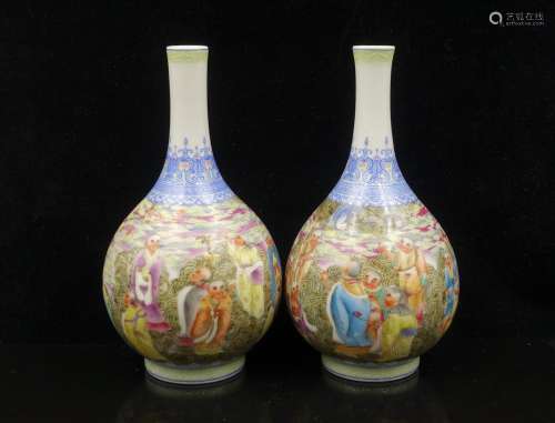 CHINESE PAIR OF FAMILLE ROSE PORCELAIN VASE