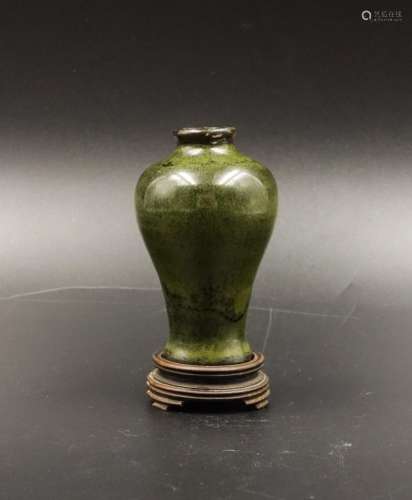 CHINESE APPLE GREEN GLAZED PORCELAIN VASE