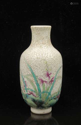 CHINESE FAMILLE ROSE PORCELAIN VASE