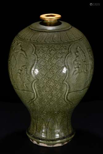 CHINESE CELADON LONGQUAN GLAZED PORCELAIN MEIPING