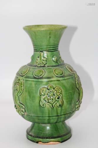 CHINESE APPLE GREEN GLAZED PORCELAIN VASE