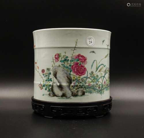 CHINESE FAMILLE ROSE PORCELAIN BRUSH POT