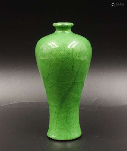 CHINESE APPLE GREEN GLAZED MEIPING VASE