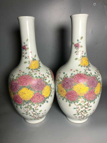 17-19TH CENTURY, A PAIR OF FAMILLE ROSE VASE, QING DYNASTY