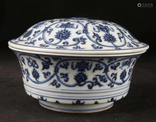 A BLUE&WHITE TWISTED BRANCHES PATTERN COVERED BOWL