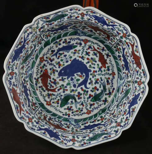 A FISH PATTERN FLORAL DESIGN FIVE-COLOUR BASIN