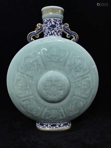 A QIANLONG PEA GREEN GLAZE INTERLOCK LOTUS BRANCH PATTERN FLAT VASSEL