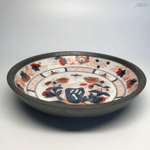 A RED GLAZED FLORAL PATTERN BLUE&WHITE PLATE