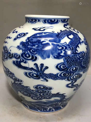 A DRAGON PATTERN BLUE&WHITE POT