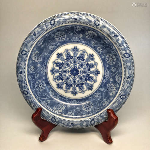 A FLORAL PATTERN BLUE&WHITE PLATE
