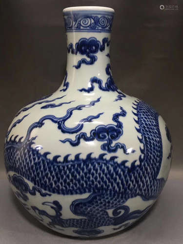 14-16TH CENTURY, A DRAGON PATTERN BLUE&WHITE GLOBULAR BOTTLE, MING DYNASTY