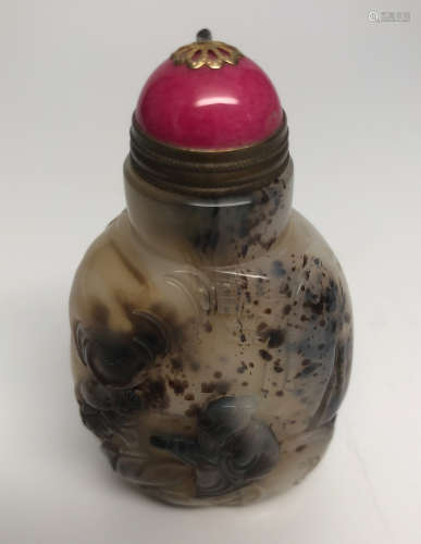 A FIGURE CARVING AGATE SNUFF BOTTLE