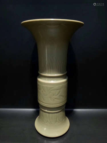 A YUE KILN COLOURED GOBLET