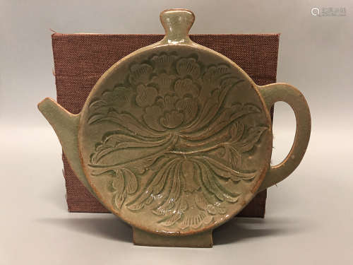 10TH-12TH CENTURY, A YAOZHOU KILN TEA POT SHAPED FRUIT PLATE, SONG DYNASTY