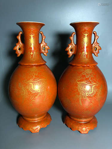 17-19TH CENTURY, A PAIR OF HAND-PAINTED GOLD DOUBLE-EAR VASE, QING DYNASTY