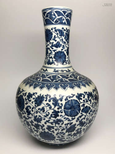 17-19TH CENTURY, A FLORAL PATTERN BLUE&WHITE VASE, QING DYNASTY