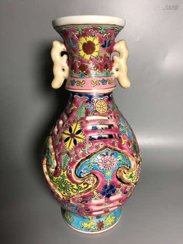 17TH-19TH CENTURY, A FLORAL PATTERN FAMILLE ROSE VASE , QING DYNASTY